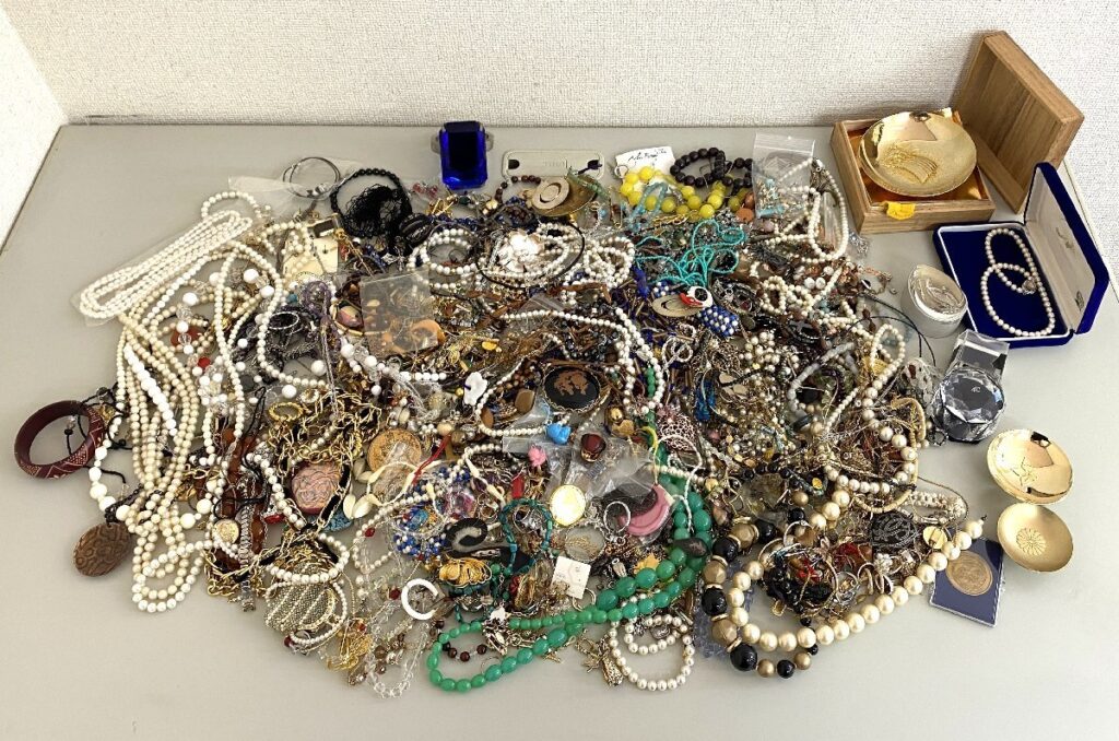 ネックレス ブレスレット ブローチ リング 金杯 24K GP など アクセサリー 雑貨類 まとめ売り 約7.8kg