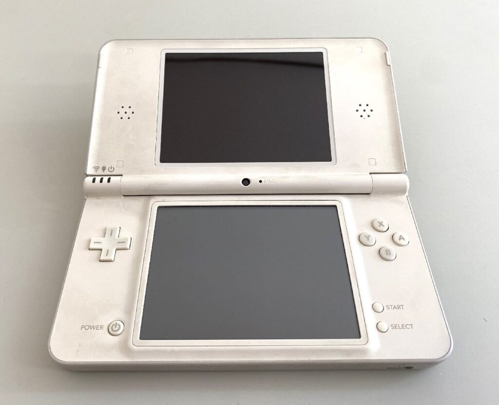 Nintendo 任天堂 ニンテンドーDSiLL UTL-001 ホワイト ゲーム機 本体 ゲームソフト付き 初期化・動作確認済み