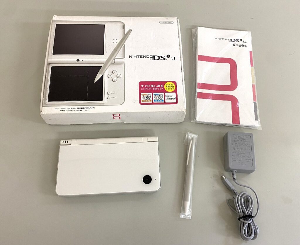 任天堂 ニンテンドー Nintendo DSiLL UTL-001 初期化済み 動作確認済み 外箱有