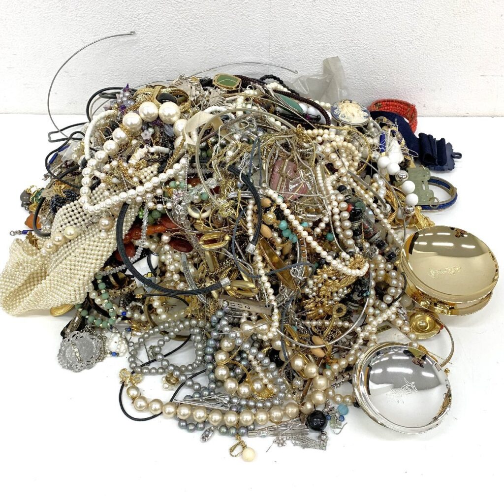 アクセサリー イミテーション まとめ売り 総重量11.14kg ネックレス/ブローチ/リング/フェイクパール/金杯/銀杯/他