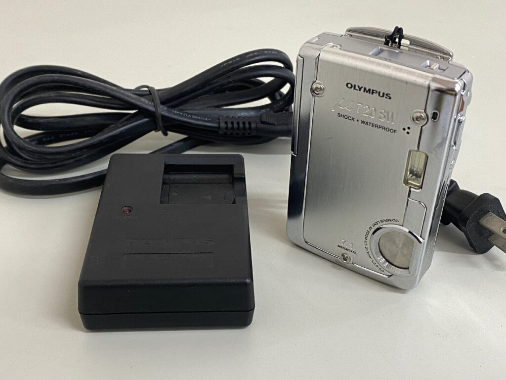 OLYMPUS μ 720 SW AF ZOOM 6.7-20.1㎜ 1:3.5-5.0 オリンパス カメラ デジカメ シルバー 充電器付き 簡易動作〇