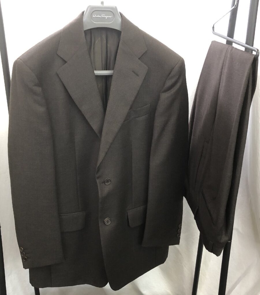 Salvatore Ferragamo サルヴァトーレフェラガモ スーツ サイズ48 セットアップ イタリア製 ハンガー付き