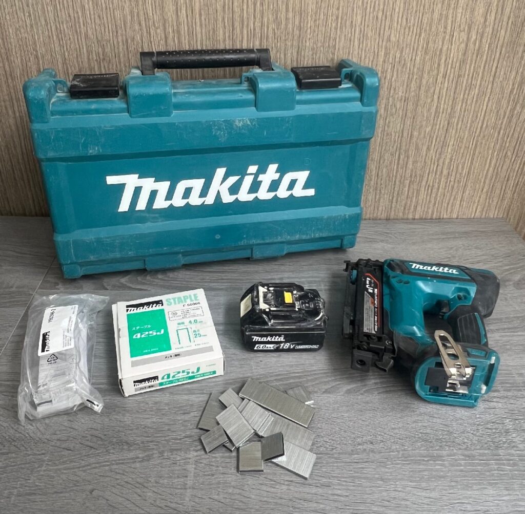 makita マキタ 充電式タッカ ST421D 本体 18V バッテリー、ケース、保護メガネ、ステープル付き