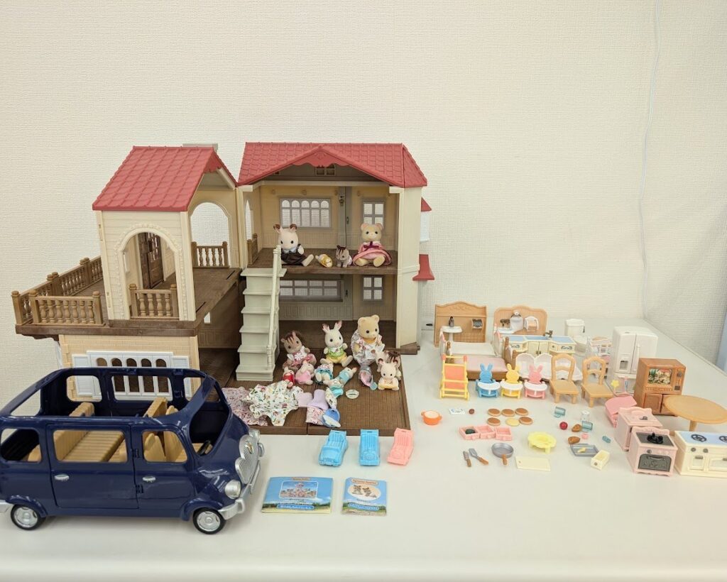 シルバニアファミリー 赤い屋根の大きなお家 2017年 人形多数 家具 家電 キッチン用品 車付き Sylvanian Families