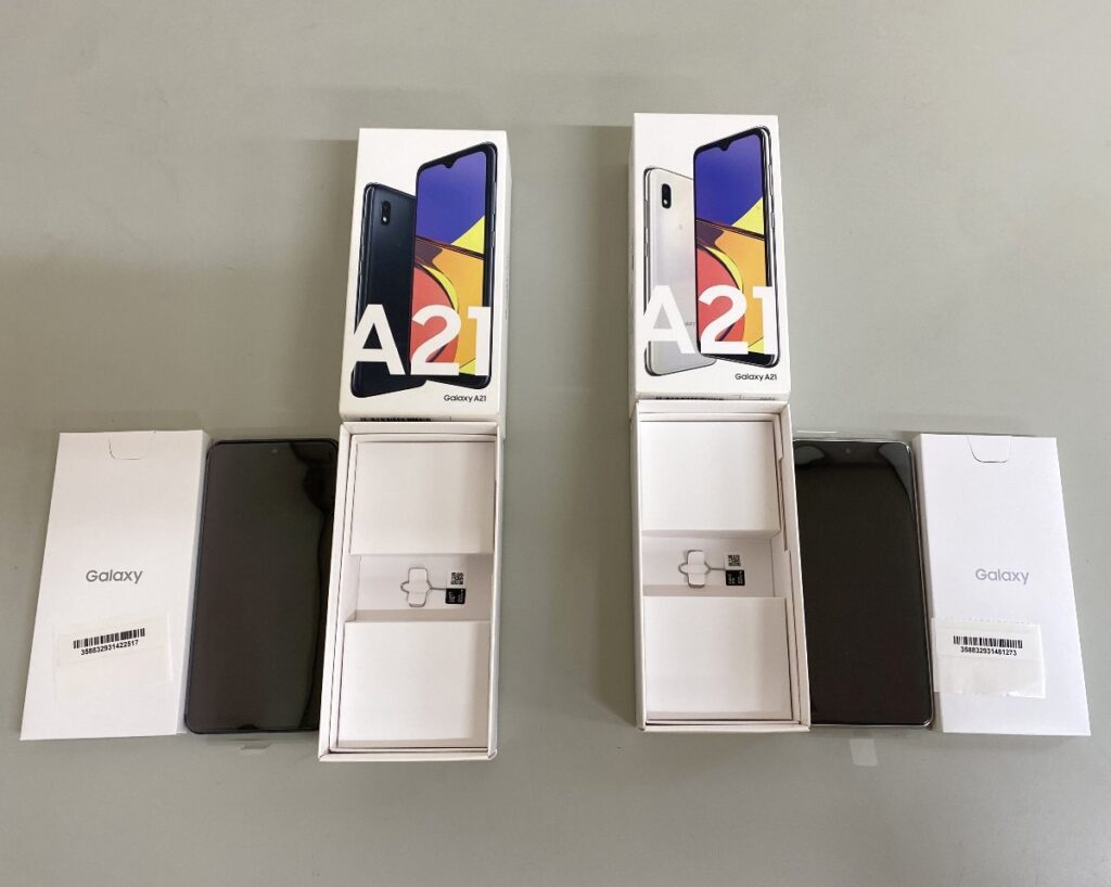 ギャラクシー Galaxy A21 SCV49 外箱有 ホワイト・ブラック 2台セット IMEI判定〇