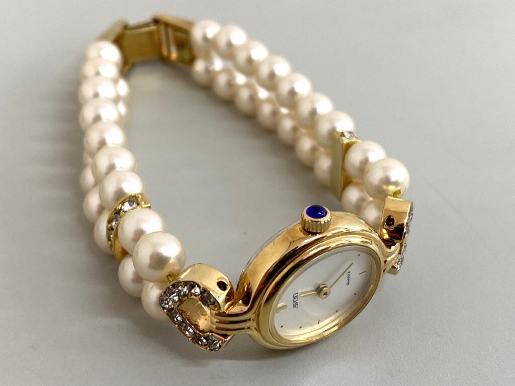 AVON 9N4984 エイボン レディース クォーツ アナログ 腕時計 ホワイト文字盤 パール ゴールドカラー 動作未確認