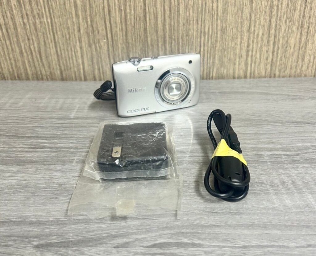 Nikon ニコン COOLPIX クールピクス A100 本体 コンパクトデジタルカメラ シルバー